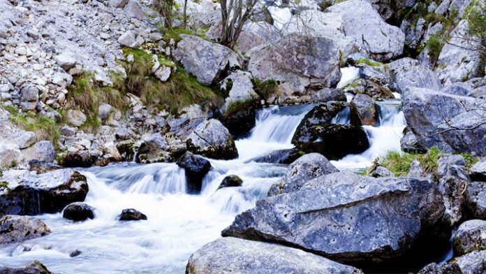 Bulnes-una-aldea-para-disfrutar-de-un-entorno-natural-ajeno.jpg