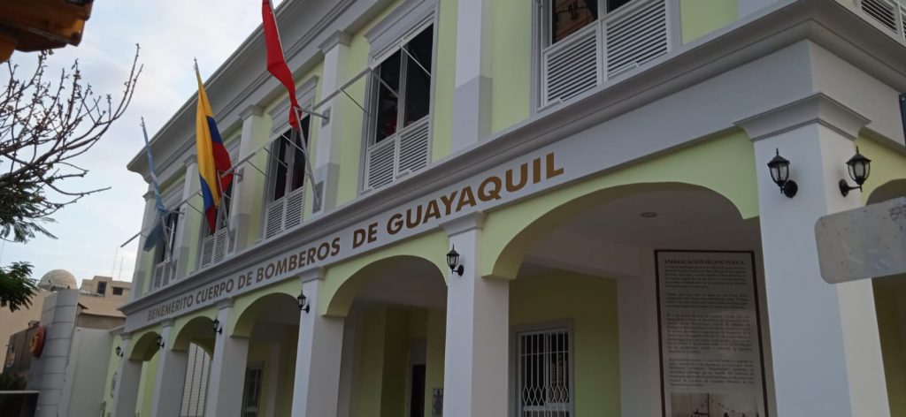 Benemerito cuerpo de bomberos de Guayaquil en la calle Panamá